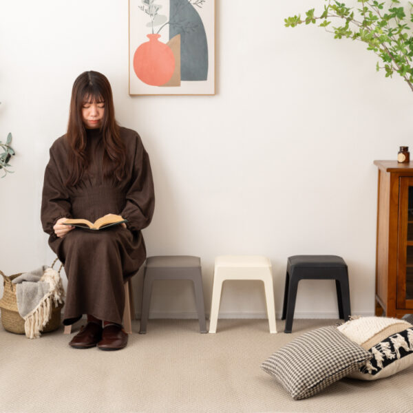 上品な合皮が魅力的なスタッキングスツール