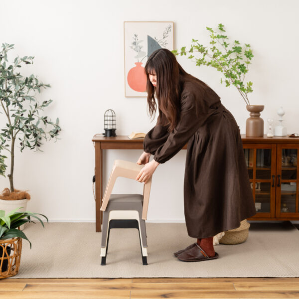 上品な合皮が魅力的なスタッキングスツール