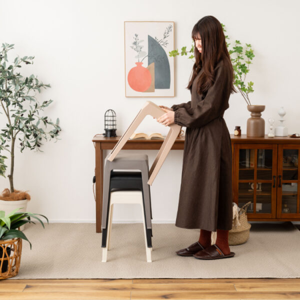 上品な合皮が魅力的なスタッキングスツール