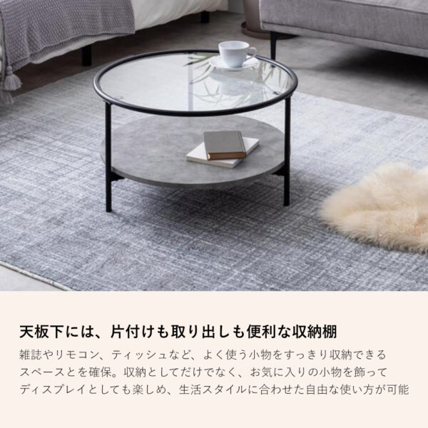 天板下には、片付けも取り出しも便利な収納棚